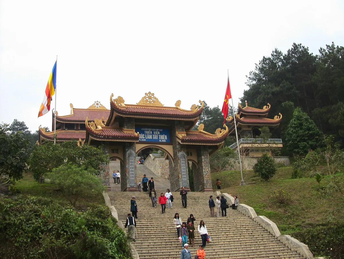 Cổng tam quan Thiền viện Trúc Lâm Tây Thiên, huyện Tam Đảo