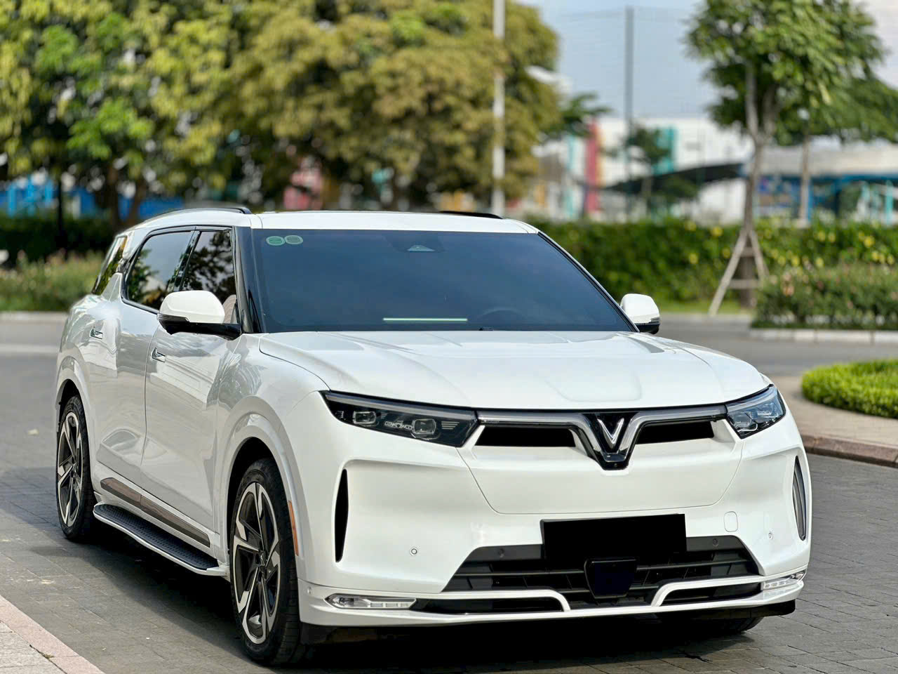 Xe VinFast 7 chỗ màu trắng của Nhà Xe Mạnh Cường tuyến Hà Nội Vĩnh Phúc