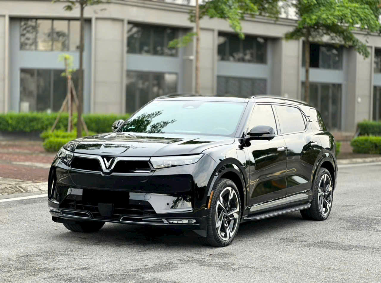 Xe VinFast 7 chỗ màu đen lịch lãm của Nhà Xe Mạnh Cường